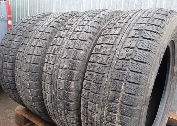 Toyo Winter Tranpath MK4a 215/70 R16