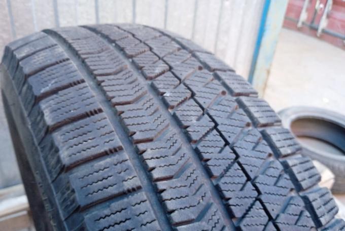 Bridgestone Blizzak VRX2 215/65 R16