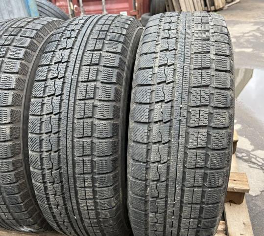 Toyo Winter Tranpath MK4a 215/70 R16