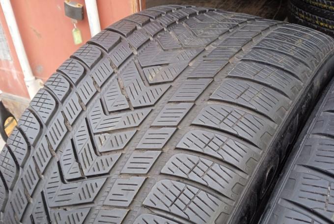 Pirelli Scorpion Winter 325/35 R22