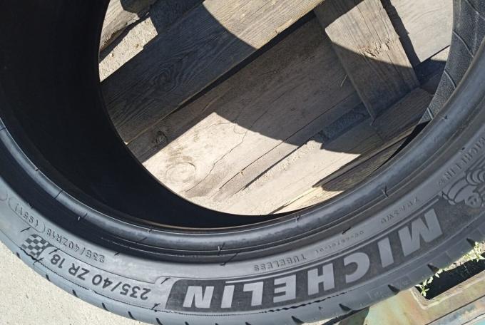 Michelin Pilot Sport 4 235/40 R18