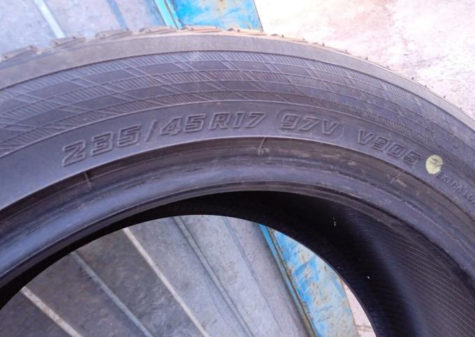 Yokohama BluEarth Winter V905 235/45 R17