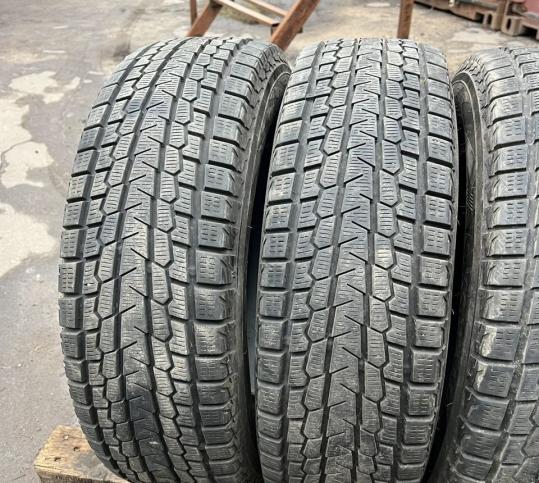 Yokohama Ice Guard G075 215/70 R16