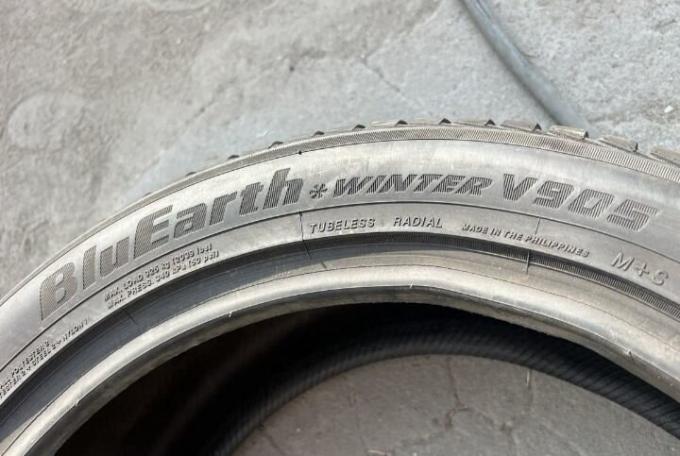 Yokohama BluEarth Winter V905 255/45 R20