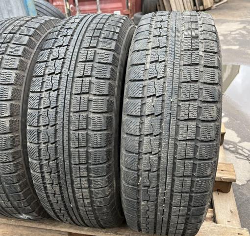 Toyo Winter Tranpath MK4a 215/70 R16