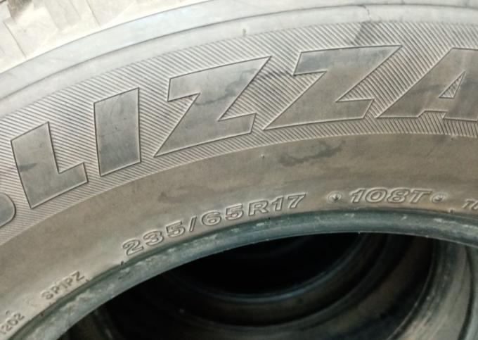 Bridgestone Blizzak Spike-01 235/65 R17