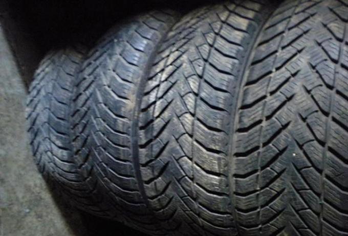 Goodyear UltraGrip 255/50 R19