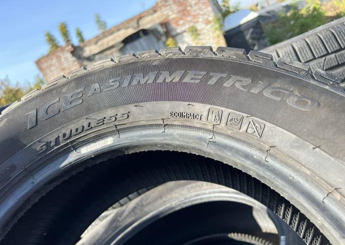 Pirelli Ice Asimmetrico 215/60 R16