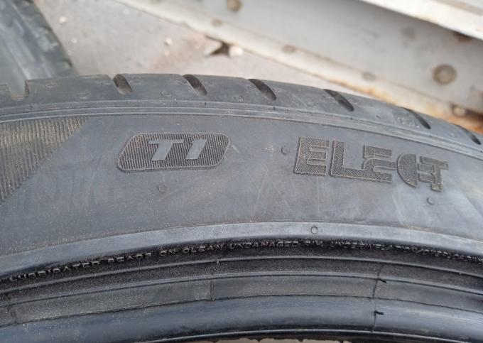 Pirelli P Zero PZ4 275/35 R21