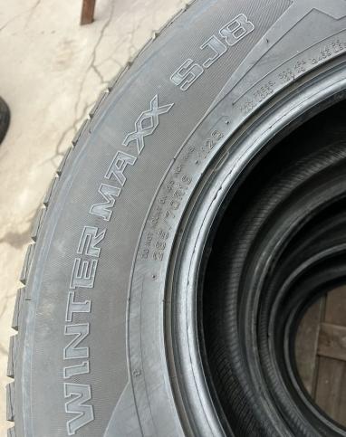 Dunlop Winter Maxx SJ8 265/70 R16