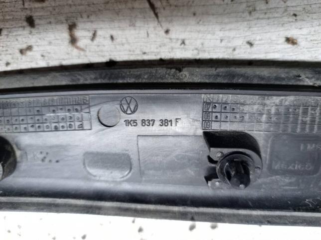 Накладка двери передней левой Volkswagen Jetta 5 1K5837381F