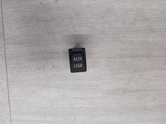 Разъем USB / AUX Toyota Corolla E15 86190-24020