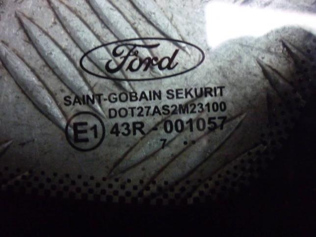 Стекло боковое правое Ford Focus 2 седан  1362992