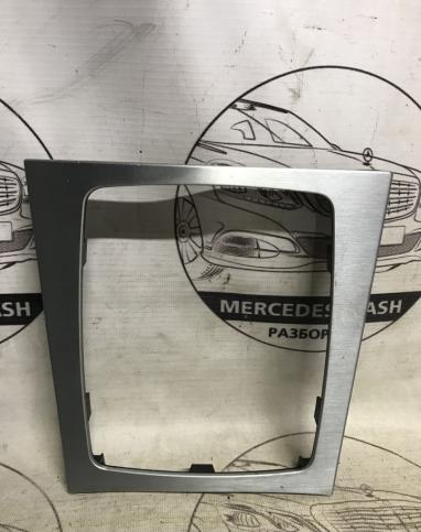 Накладка кулисы Mercedes W204 C 2007-2014 2046800190