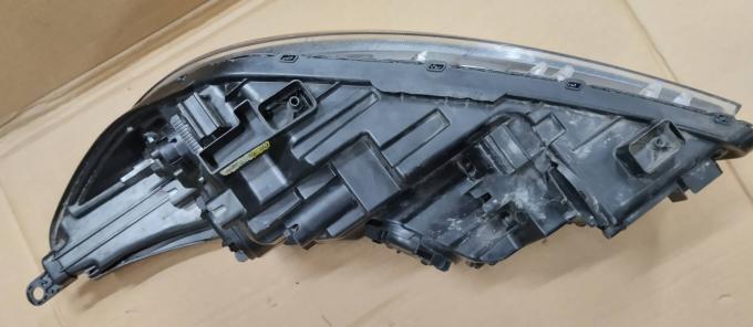 Фара правая Kia Sorento 3 92102С5530