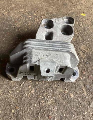 Кронштейн коробки (балка кпп) Mercedes-Benz CLA A2462400617