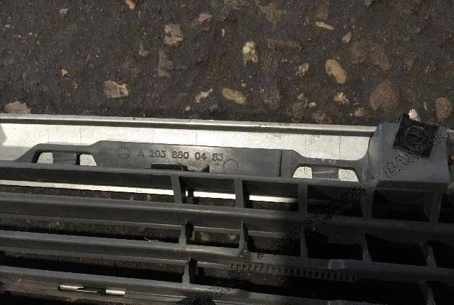 Решетка радиатора Mercedes-Benz C W203 2002 A2038800483