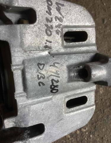 Кронштейн коробки (балка кпп) Mercedes-Benz CLA A2462400617