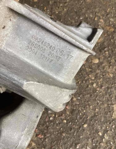 Кронштейн коробки (балка кпп) Mercedes-Benz CLA A2462400617