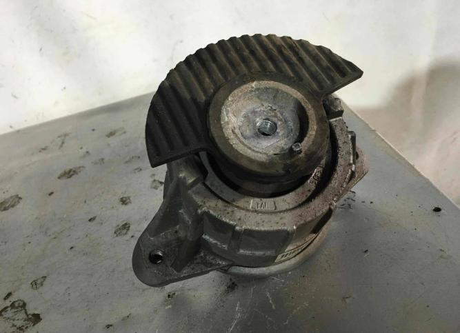 Подушка крепления двигателя Mercedes-Benz E W212 A2042400917