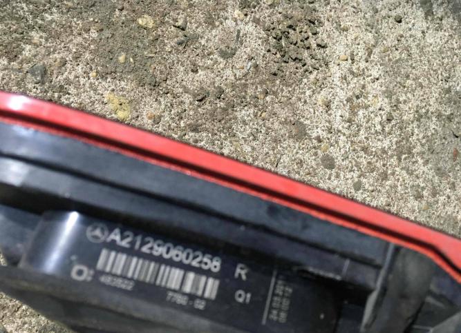 Фонарь крышки багажника правый Mercedes-Benz E A2129060258
