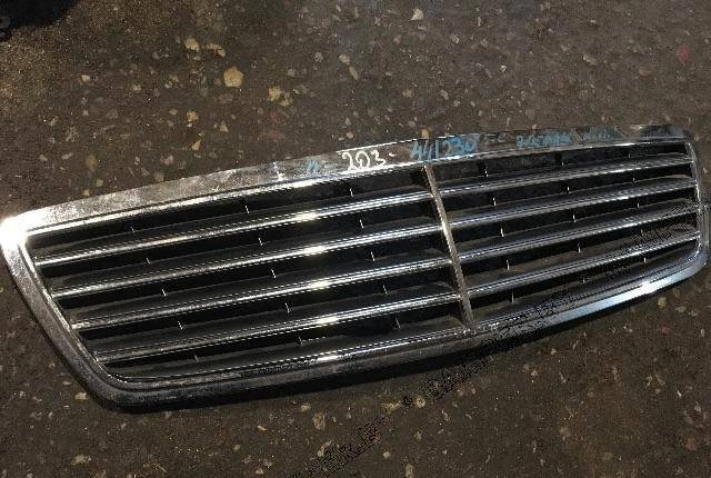 Решетка радиатора Mercedes-Benz C W203 2002