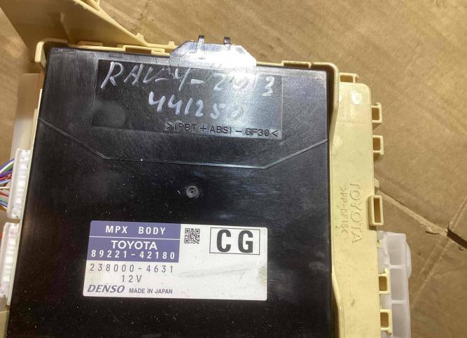 Блок предохранителей Toyota RAV4 63583373