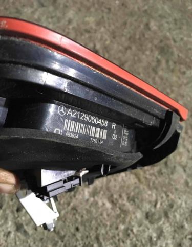 Фонарь крышки багажника правый Mercedes-Benz E A2129060458