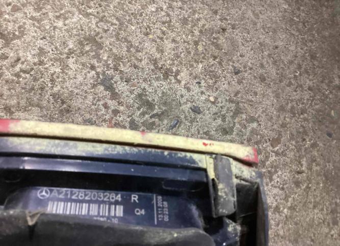 Фонарь крышки багажника правый Mercedes-Benz E A2128203264