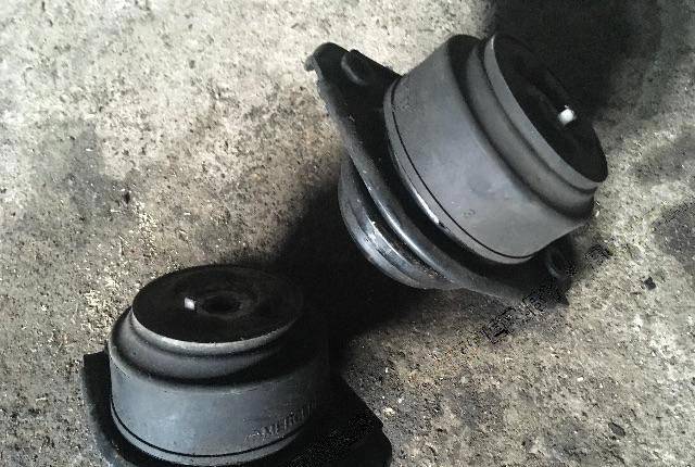 Подушка крепления двигателя Mercedes-Benz R W251 A2512403117