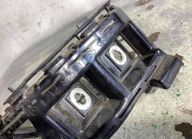 Крепление переднего бампера Mercedes-Benz E W212 A2128850765
