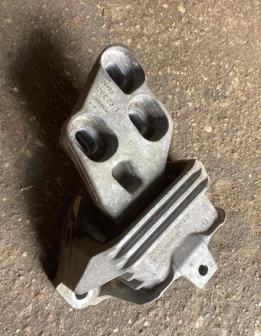 Кронштейн коробки (балка кпп) Mercedes-Benz CLA A2462400617