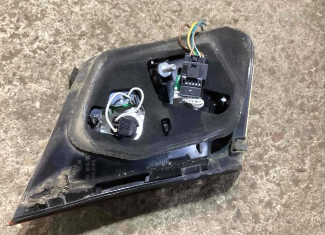 Фонарь крышки багажника правый Mercedes-Benz E A2128203264