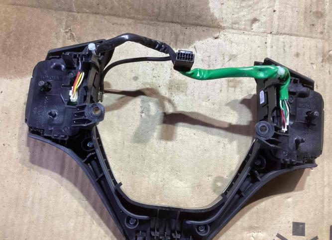 Кнопки управления на руле Toyota RAV4 75E566