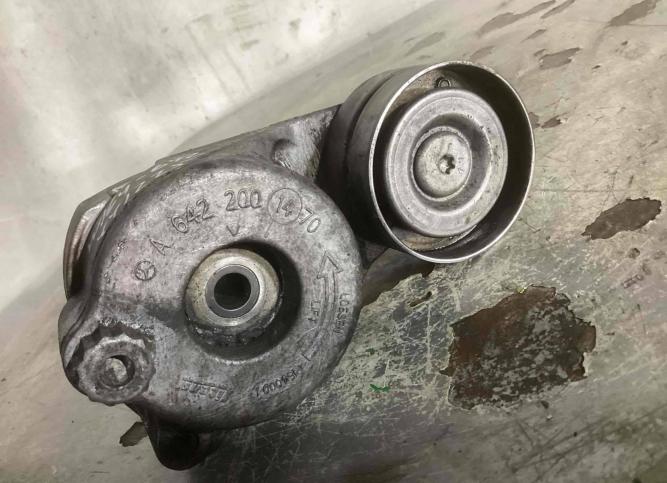 Натяжитель ремня генератора Mercedes-Benz M W164 A6422001470