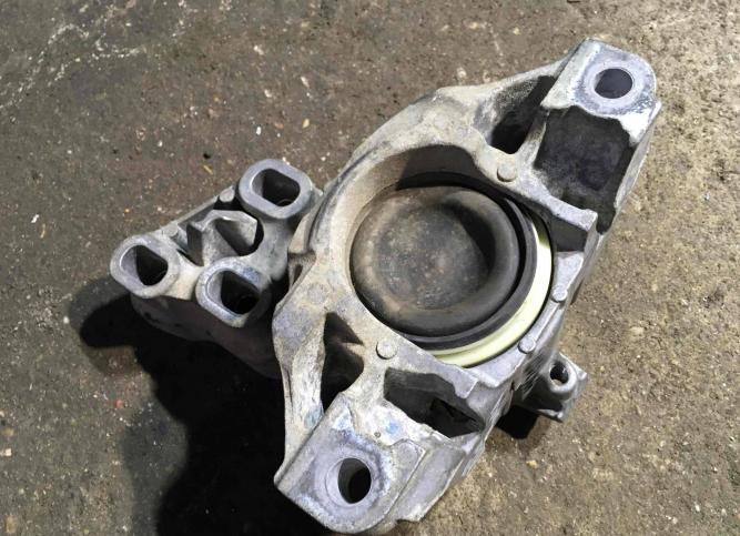 Подушка крепления КПП Mercedes-Benz CLA C117 2014 A2462400217
