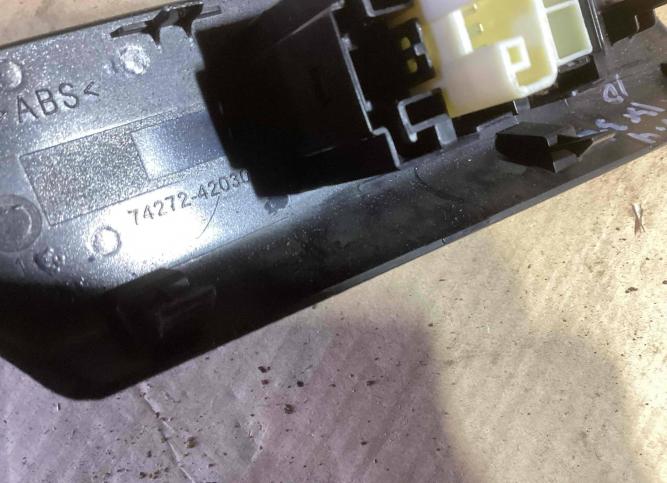 Кнопка стеклоподъемника двери задней левой Toyota 7427242030