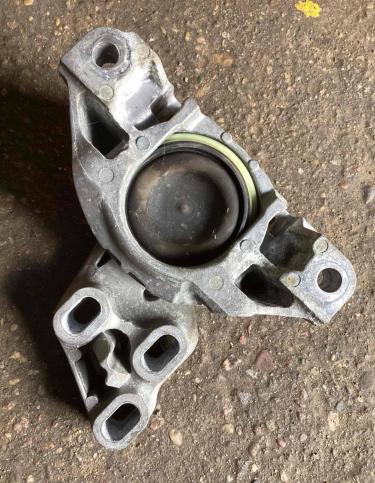 Кронштейн коробки (балка кпп) Mercedes-Benz CLA A2462400617