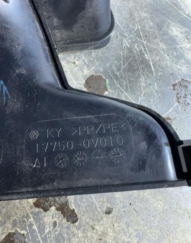 Патрубок воздушного фильтра левый Toyota Venza 17750OV010