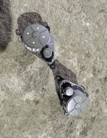 Кнопки управления на руле Mercedes-Benz GLK X204 A2048210151