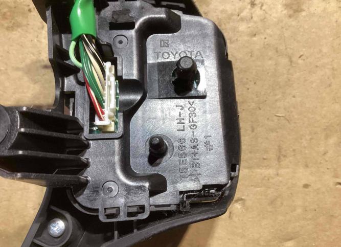 Кнопки управления на руле Toyota RAV4 75E566