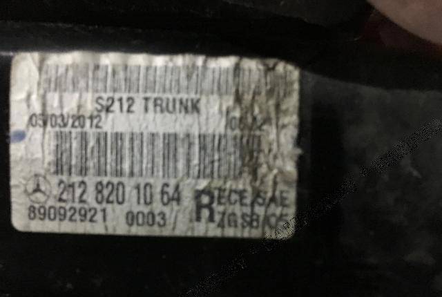 Фонарь крышки багажника правый Mercedes-Benz E 2128201064