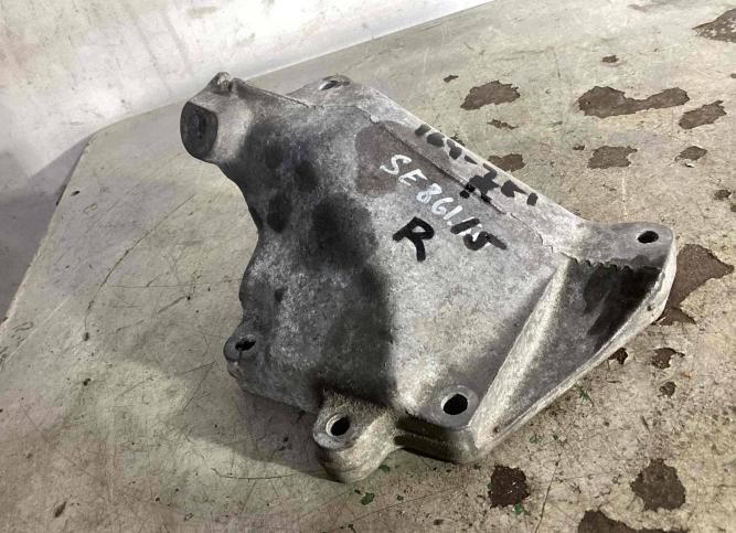 Кронштейн двигателя Mercedes-Benz R W251 2008 A2722234204