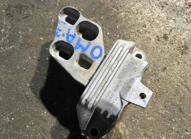 Подушка крепления КПП Mercedes-Benz CLA C117 2014 A2462400217
