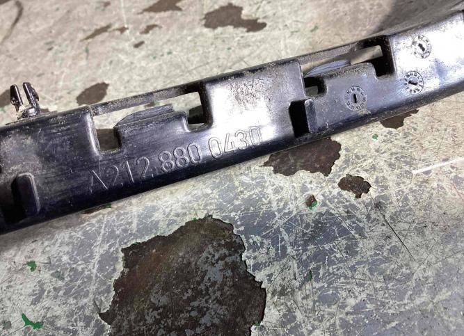 Кронштейн крепления бампера заднего Mercedes-Benz A2128800430