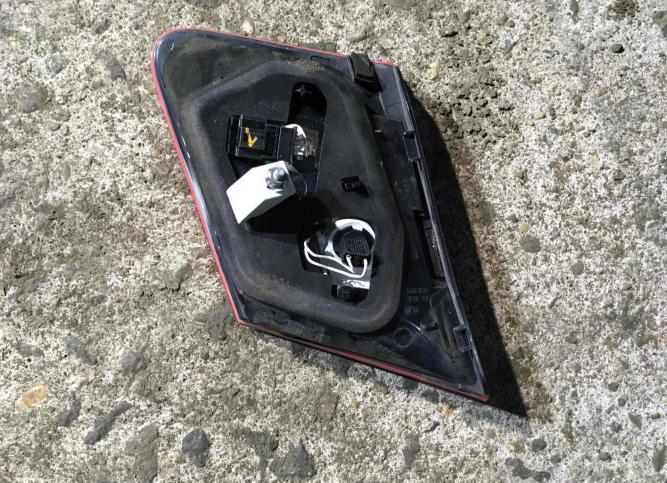 Фонарь крышки багажника правый Mercedes-Benz E A2129060258