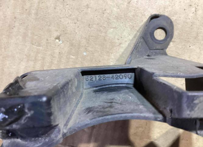 Рамка фары противотуманной левая Toyota RAV4 5212842090