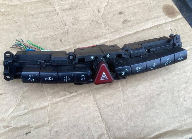 Кнопка аварийной сигнализации Mercedes-Benz S 2208218058