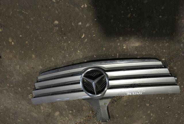 Решетка радиатора Mercedes-Benz C W203 рест. 2005 2038800383