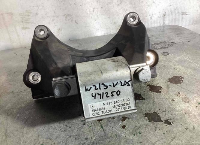 Подушка крепления КПП Mercedes-Benz E W213 2016 A2132406100